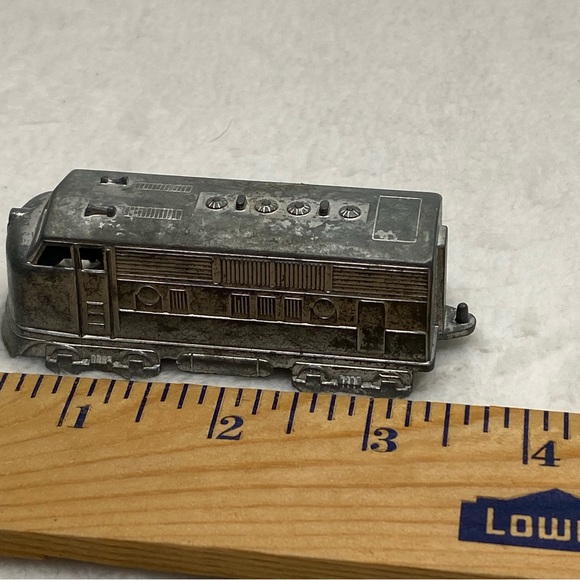 midgetoy vintage metal toy train Lot Of 2 Train Cars - Picture 15 of 16